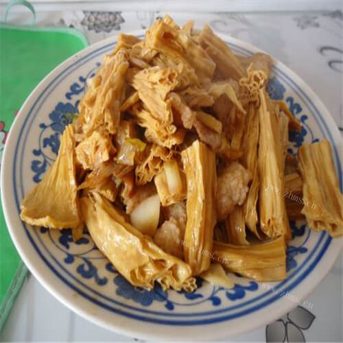 腐竹炒肉做法图解10)