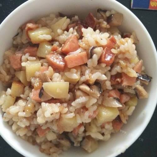 美味香菇腊肉土豆焖饭 
