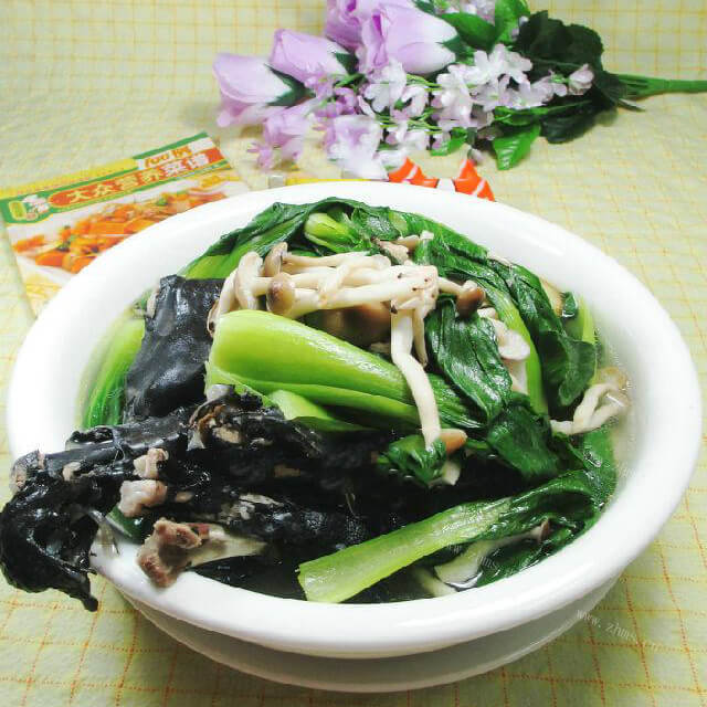 美味的蟹味菇青菜乌鸡汤