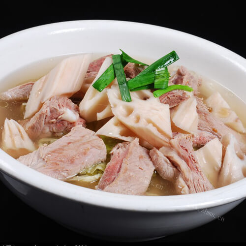 美味的排骨炖藕