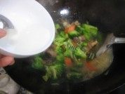 西兰花炒肉做法图解8)