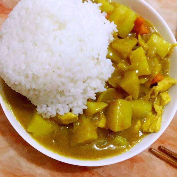 色香味俱全的咖喱鸡胸肉饭