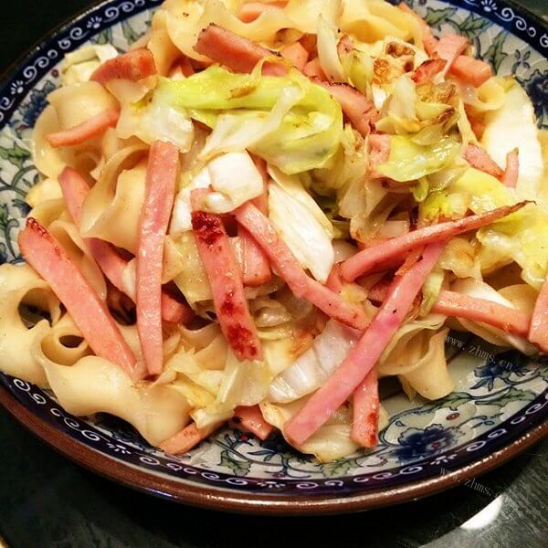 美味的青椒火腿包菜