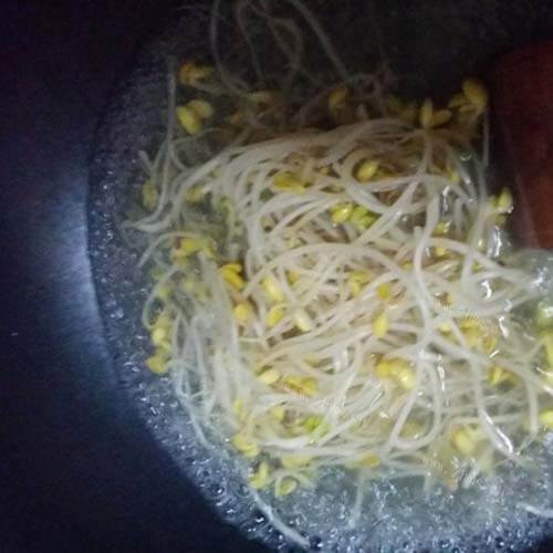 饺子皮油泼面做法图解2)