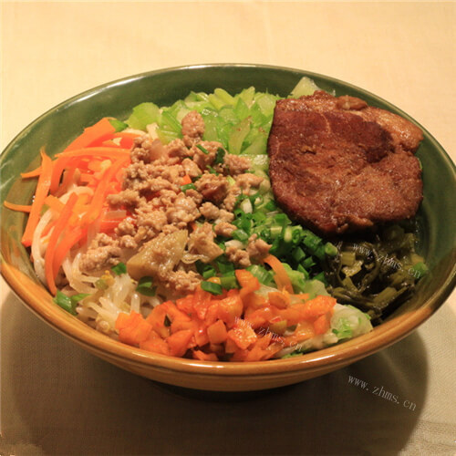 美味的红烧肉手擀面
