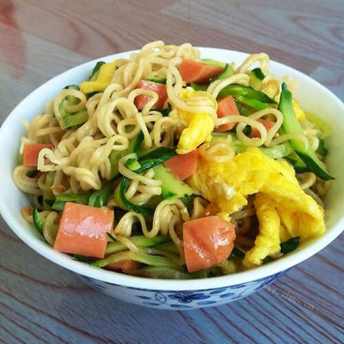 美味的鸡蛋火腿肠炒面