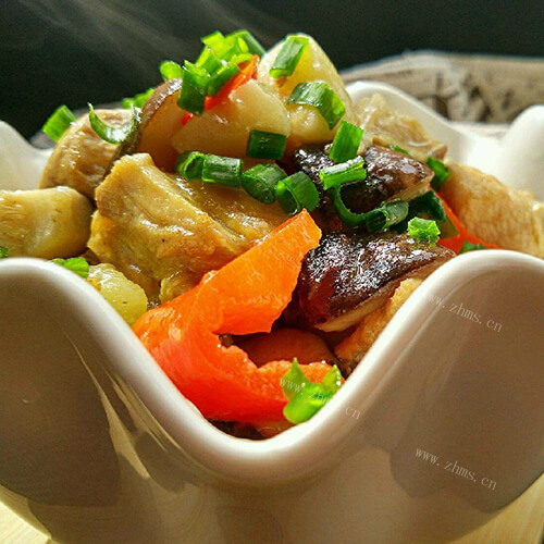 焖香的香菇土豆烩肉片