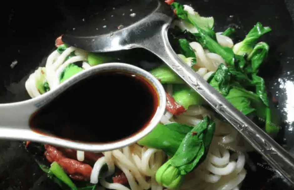 美味的青菜牛柳炒乌冬面做法图解6)