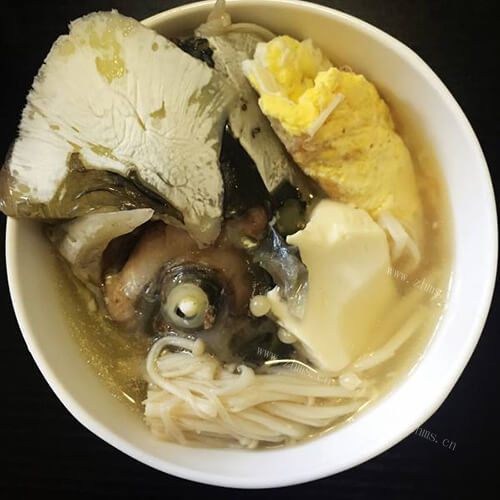 鲜美的金针菇豆腐鱼头汤