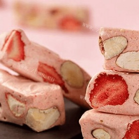 酥脆的草莓巴旦木牛轧糖