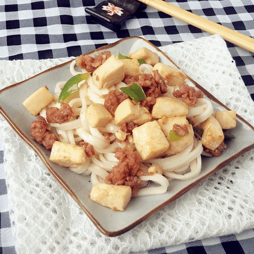 美味的肉末豆腐拌面