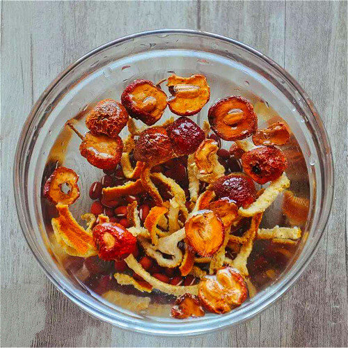美味的山楂陈皮红豆水