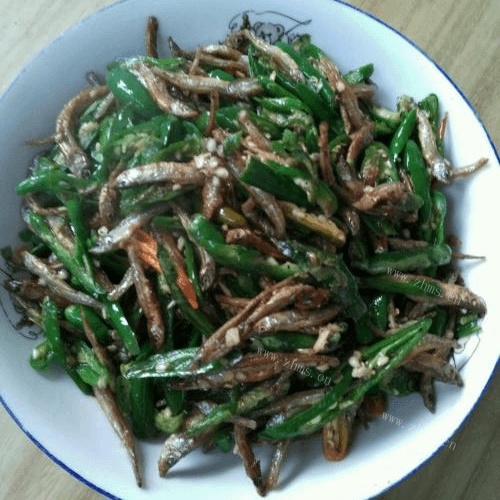 美味的辣椒小鱼干
