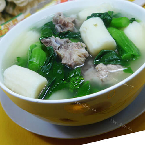美味的白芸豆青菜龙骨汤