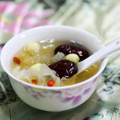 爱上红枣银耳莲子羹