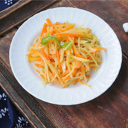 美味的青椒胡萝卜炒土豆丝