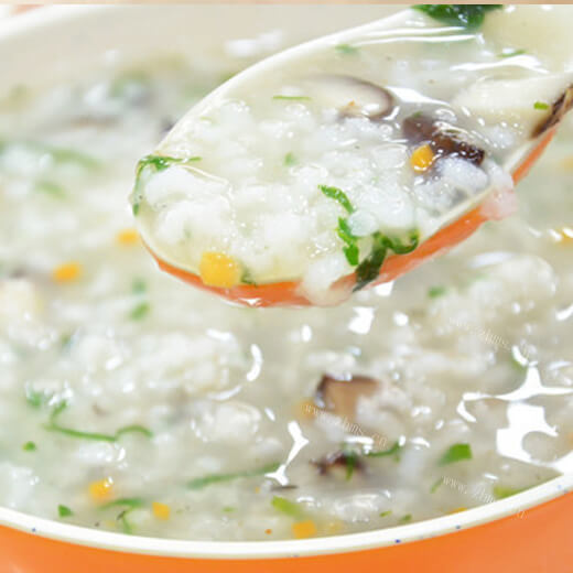 滋补的青菜黄豆排骨大米粥