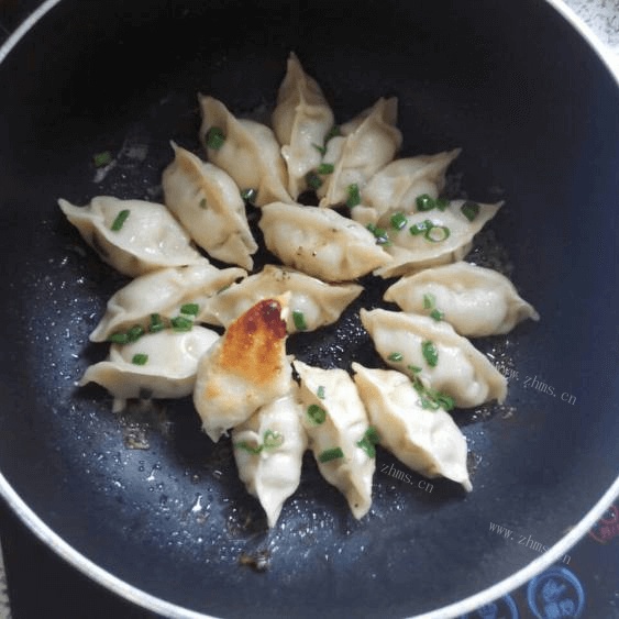 美味的白菜猪肉锅贴