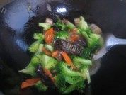 西兰花炒肉做法图解7)