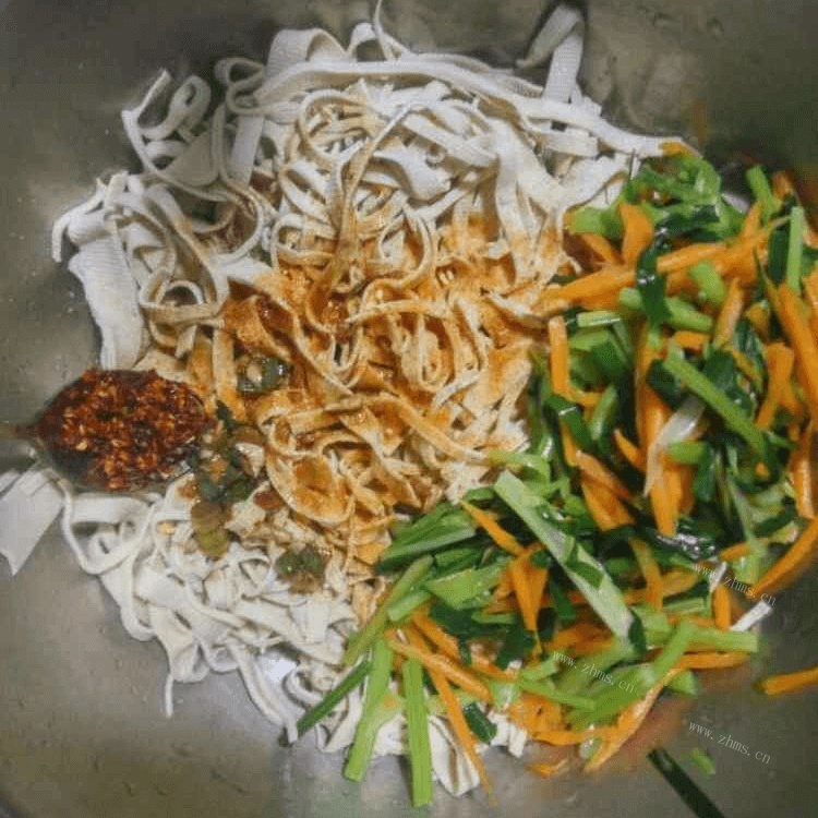 简单的凉拌豆皮做法图解4)