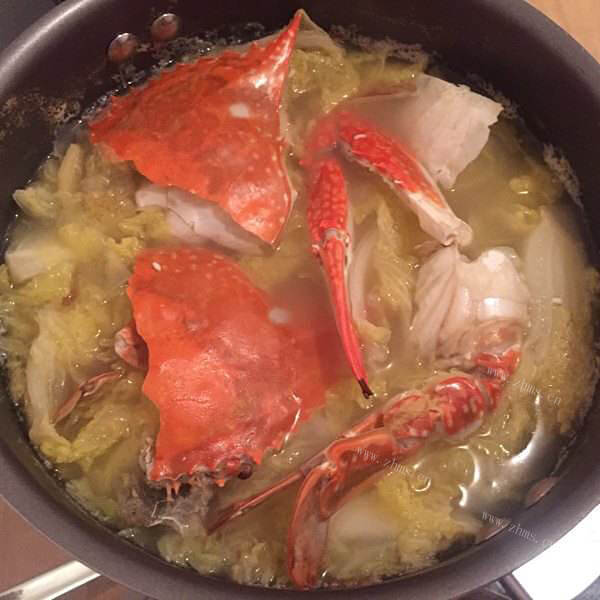 鲜美的鸡汤白菜煲海蟹