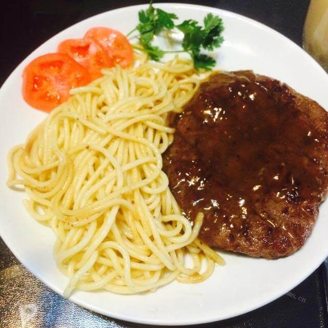 可口的家庭牛排意面套餐