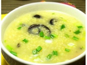 海参小米粥做法图解7)