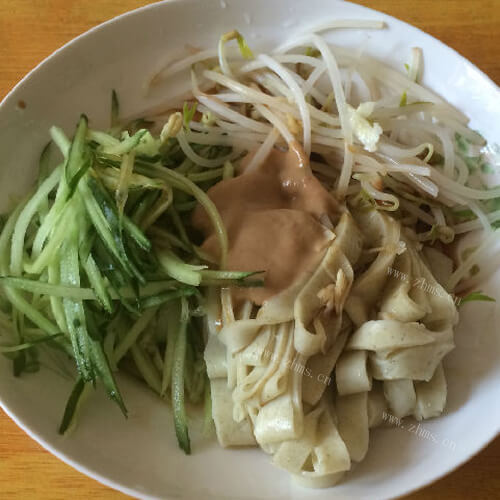 清热解渴黄瓜拌绿豆凉皮