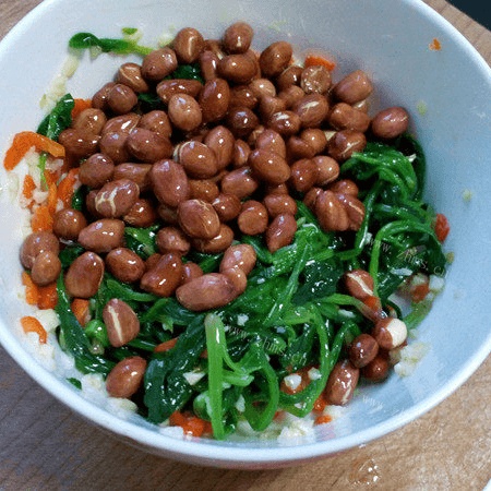 自己做的凉拌菠菜花生米