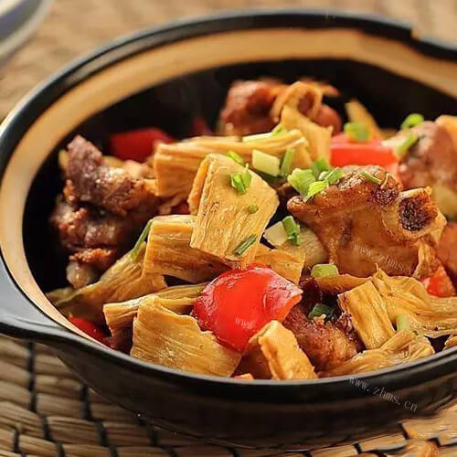 咸酸的酸菜腐竹煮排骨