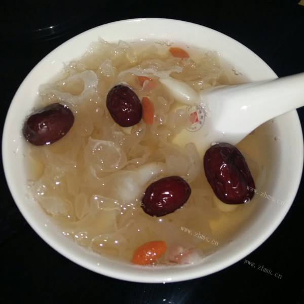 浓稠雪耳莲子红枣羹