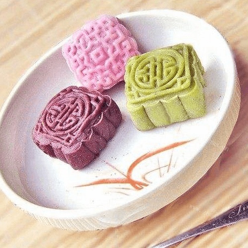美味的果味多彩冰皮月饼