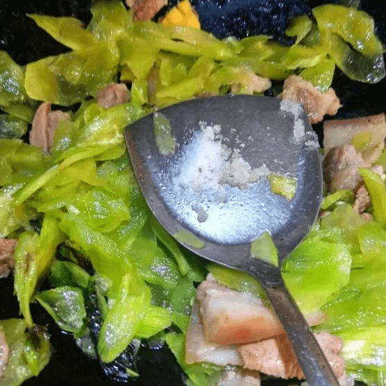 家常菜肉片炒莴笋做法图解4)