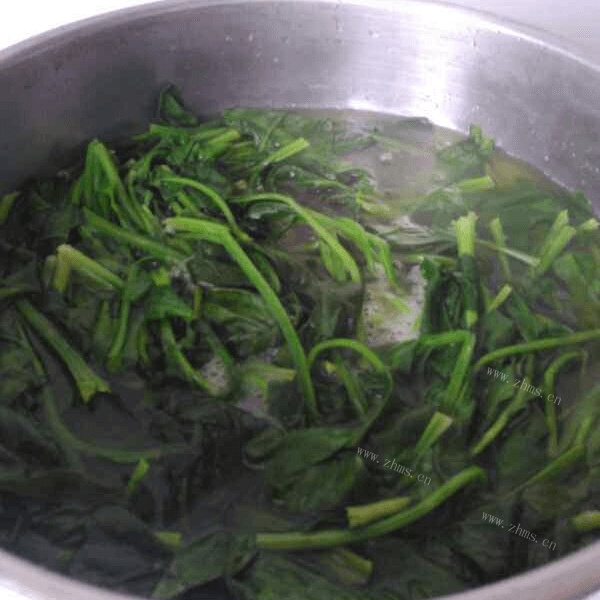 家常菜菠菜拌木耳做法图解3)