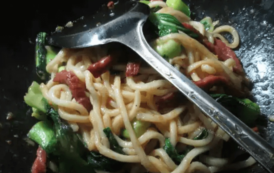 美味的青菜牛柳炒乌冬面做法图解8)