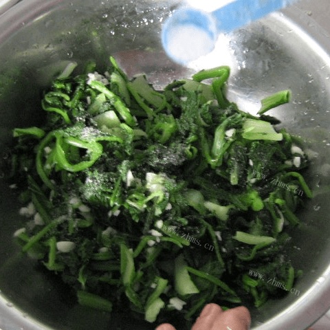 下酒菜凉拌菠菜花生米做法图解5)