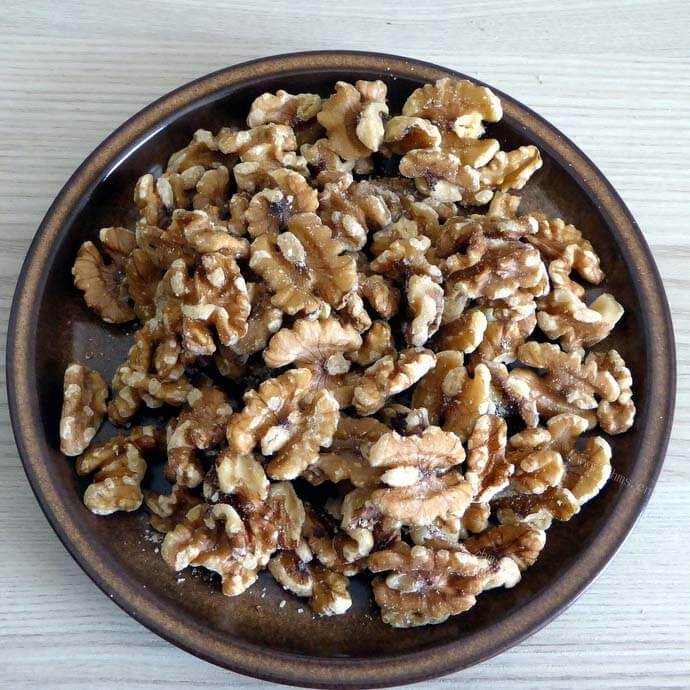 美味的挂糖核桃仁