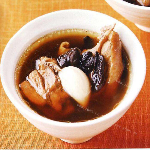 甜蜜的乌枣桂圆木耳汤