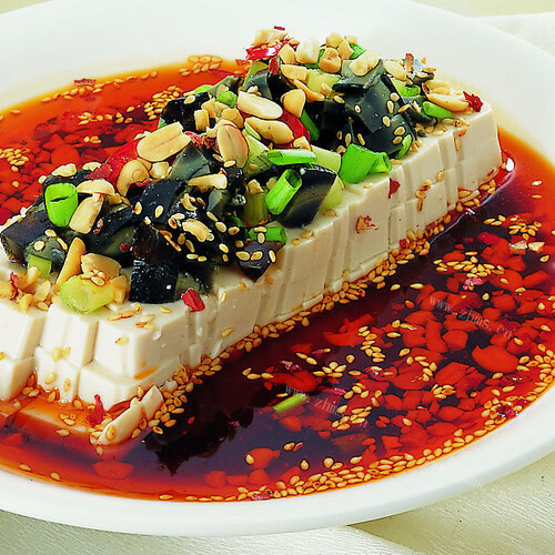 清香的香菜皮蛋拌豆腐