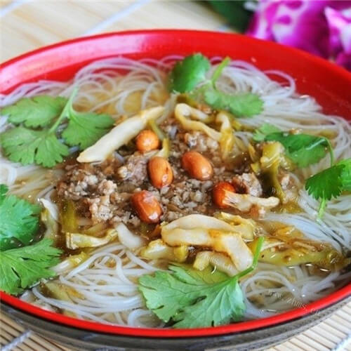 爽滑豌豆苗肉丁米线