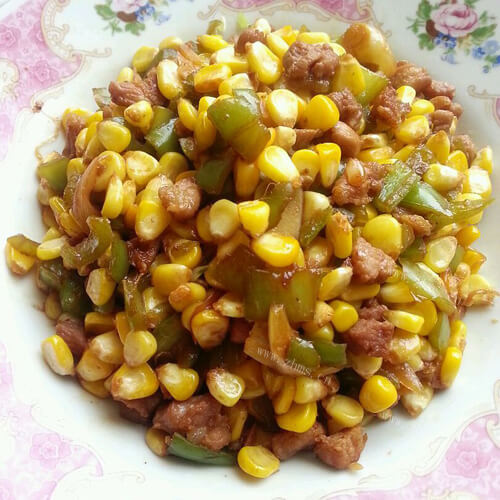 美味的肉丁烩玉米粒