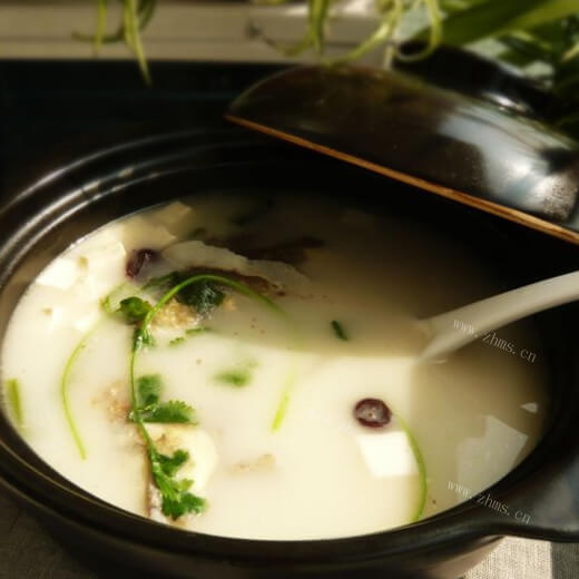 美味的奶白草鱼汤