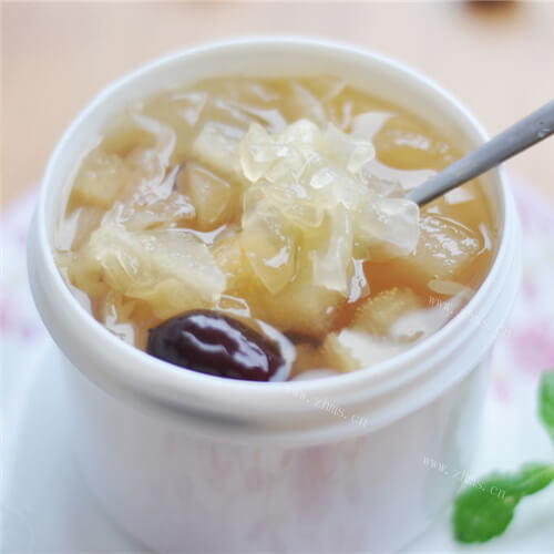 中式甜点银耳枸杞蒸梨盅