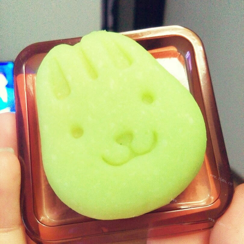 可口的猕猴桃月饼豆浆