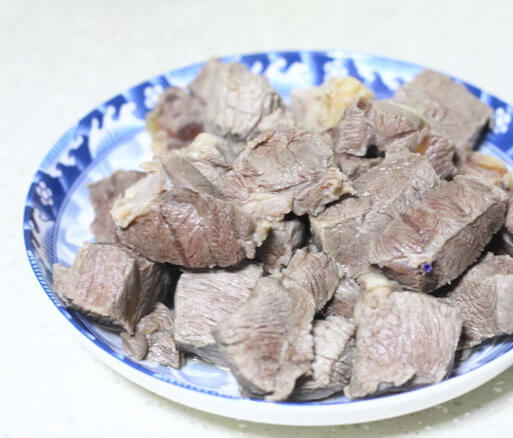 可口的牛腩炖萝卜做法图解1)