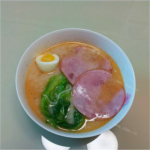 温暖的火腿豚骨拉面