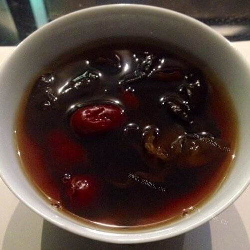 美味的补血养颜黑木耳汤