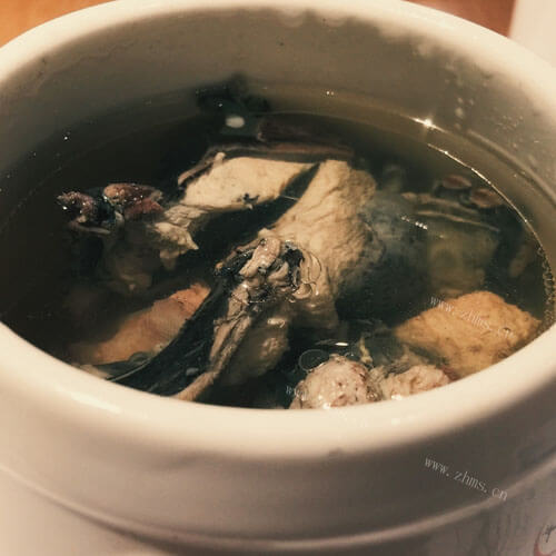 可口的花旗参瘦肉炖汤 