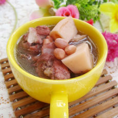美味又营养的花生莲藕炖猪骨汤