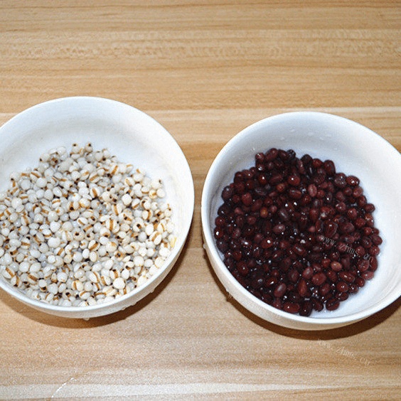 美味的红豆薏仁汤做法图解1)